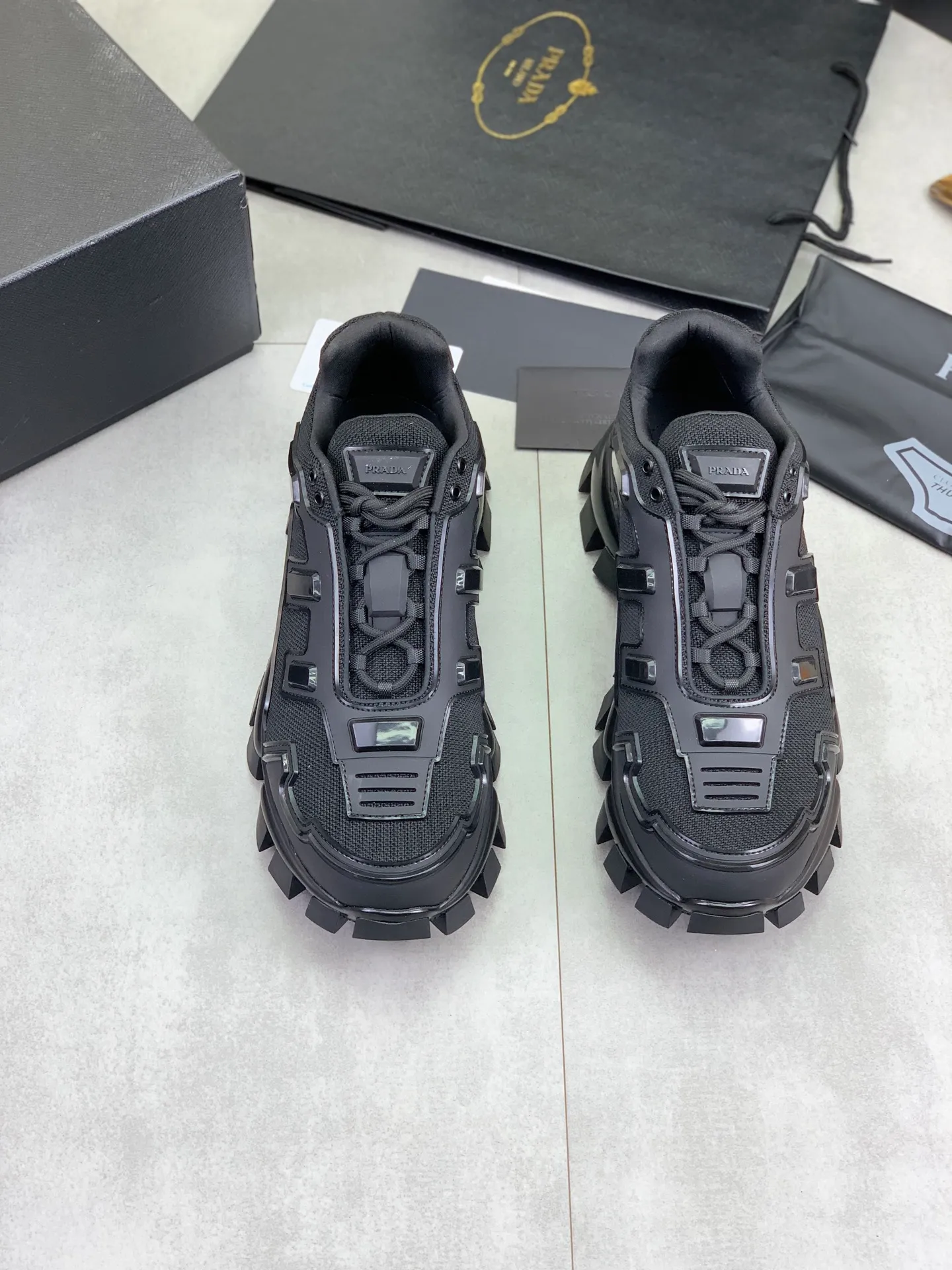 Men's Men's Shoes P660 New Top Version PRADA Prada Dark Punk Martin Rock Tank Mecha Hardcore Fighting Shoes ☑️ A century-old brand, the unique hardcore design has entered the public eye. The tank element is used as the sole design, subverting conventions, breaking the monotony, brightening the overall shape, eye-catching, and achieving a meaningless appearance. With its hard-core styling and metal accessories full of design, it unleashes an unruly punk spirit, interprets a unique and iconic style, and demonstrates the leadership level of its pioneer originator in the field of thick-soled shoes. It is the nirvana darling of major fashion weeks. 📣📣The ultra-light foam outsole solves the problem of bulkiness and is suitable for those who know the difference. ✅Fabric: Original splicing design and production ✅Inner: Original lining➕Cow leather insole. ✅Original foam combination outsole with 8cm heel height and super light weight. ✅Code number: Female 35-39 (40 is customized and non-refundable) Male 39-45 (46 and 47 are customized and non-refundable) Full package at the counter